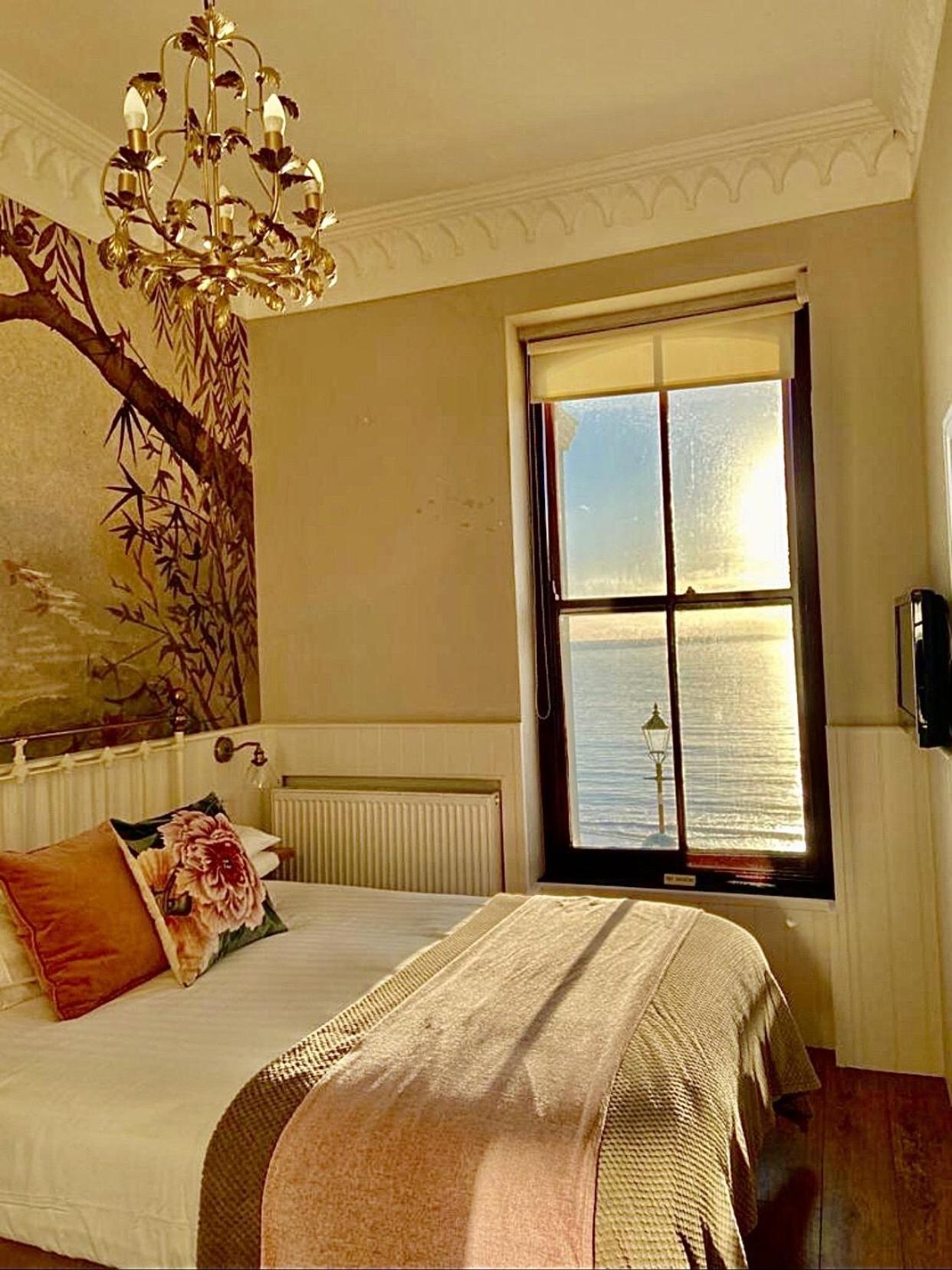 No: 1 The Esplanade Guest Accommodation. Tenby Szoba fotó